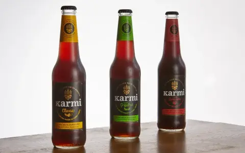 Trzy butelki piwa bezalkoholowego Karmi: Classic, Grejpfrut i Żurawina. Idealne dla tych, którzy szukają smaku bez kalorii i alkoholu 0 kcal.