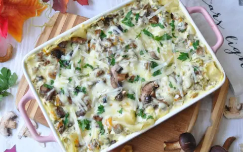 Pyszne lasagne z grzybami, zapieczone pod serem i posypane natką pietruszki. Idealne na jesienny obiad.