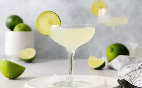 Orzeźwiający drink daiquiri z limonką, idealny na letnie popołudnie.
