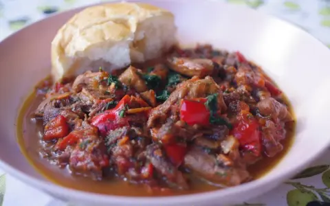 Gulasz z boczniaków z papryką i bułką, aromatyczne danie pełne smaku.