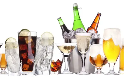 Różnorodne napoje alkoholowe, od piwa po drinki, pokazują, jak kaloryczność alkoholi może się różnić.