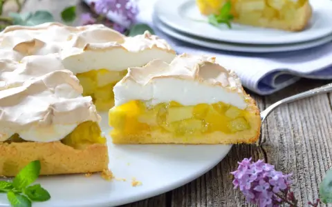 Pyszna tarta rabarbarowa z chrupiącym spodem, soczystym nadzieniem i puszystą bezą. Idealna na wiosenne popołudnie.