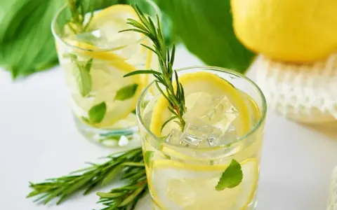 Orzeźwiające drinki z cytrynówką, lodem, cytryną, miętą i rozmarynem. Idealne na upalne dni.