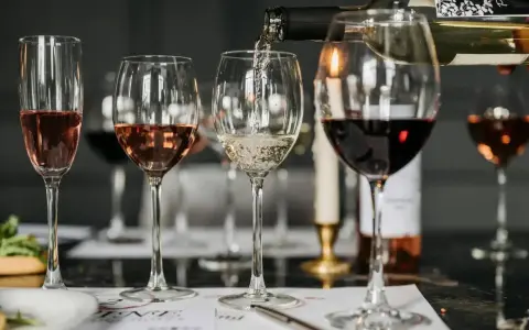 Degustacja win: nalewanie białego wina do kieliszka. Zastanawiasz się nad wino białe kcal? Różowe i czerwone wina też są w zestawie.