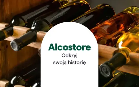 Butelki wina na drewnianym stojaku. Odkryj skąd pochodzi wino i poznaj jego historię.