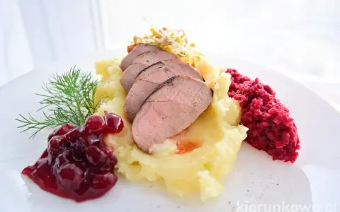 Plastry pieczonego mięsa na purée ziemniaczanym z żurawiną i buraczkami. Co do kaczki? Wygląda pysznie!