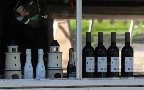Na parapecie stoją latarenki, butelki Cava, Prosecco i wina. To jak apelacja, która chroni przed błędami.