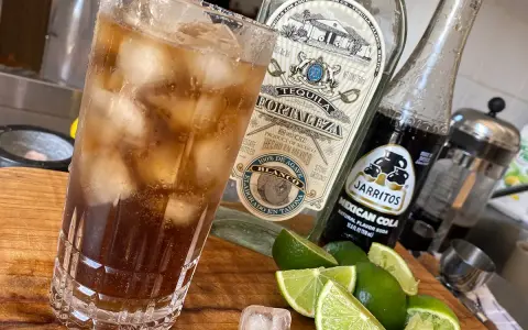 Orzeźwiający drink: tequila z colą, lodem i limonką. Idealny na gorące dni.