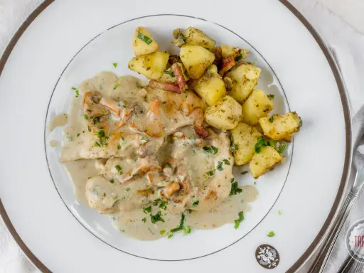 Filet w sosie kurkowym z pieczonymi ziemniakami i boczkiem. Pyszne danie, które zachwyci każdego smakosza.