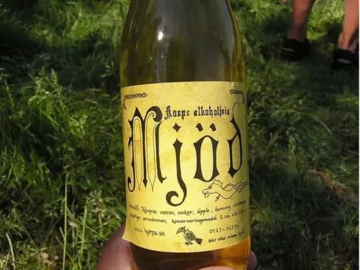 Butelka miodu pitnego Korps. Na etykiecie widnieje napis "Korps alkoholfria Mjöd". Brak informacji o tym, ile procent alkoholu zawiera.