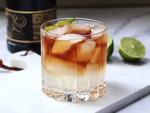 Mroczny i burzliwy drink z lodem i limonką, idealny na wieczór.