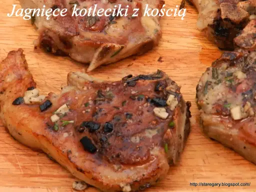 Aromatyczne kotlety jagnięce z kością, pieczone w piekarniku, z czosnkiem i ziołami.