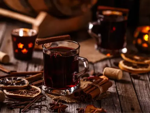 Ciepłe, aromatyczne grzane wino z cynamonem i pomarańczą. Idealne na zimowe wieczory, gdy zastanawiasz się, jak pić wódkę, by poczuć prawdziwy smak rozgrzewającego napoju.