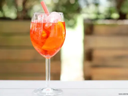 Orzeźwiający Aperol Spritz, idealny na letnie popołudnie. Prosty przepis ml.