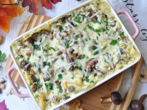 Pyszne lasagne z grzybami, zapieczone pod serem i posypane natką pietruszki. Idealne na jesienny obiad.