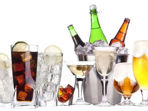 Różnorodne napoje alkoholowe, od piwa po drinki, pokazują, jak kaloryczność alkoholi może się różnić.