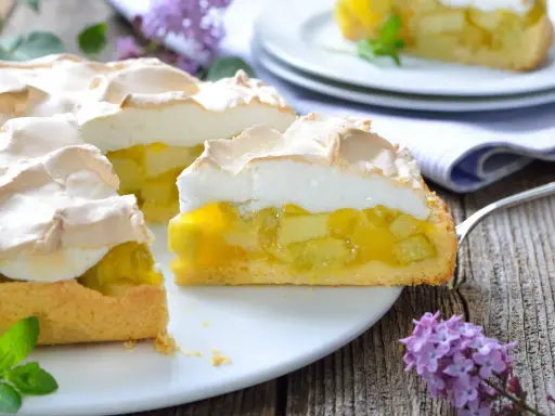 Pyszna tarta rabarbarowa z chrupiącym spodem, soczystym nadzieniem i puszystą bezą. Idealna na wiosenne popołudnie.