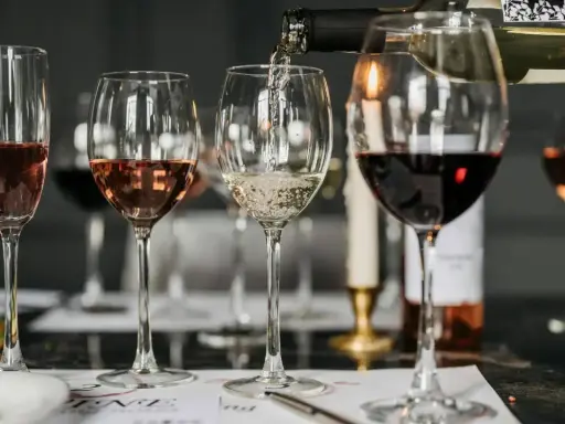 Degustacja win: nalewanie białego wina do kieliszka. Zastanawiasz się nad wino białe kcal? Różowe i czerwone wina też są w zestawie.