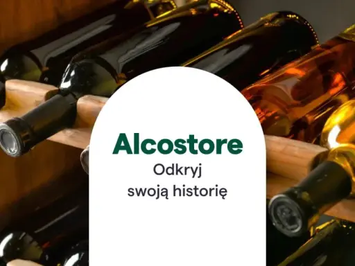 Butelki wina na drewnianym stojaku. Odkryj skąd pochodzi wino i poznaj jego historię.