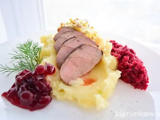 Plastry pieczonego mięsa na purée ziemniaczanym z żurawiną i buraczkami. Co do kaczki? Wygląda pysznie!