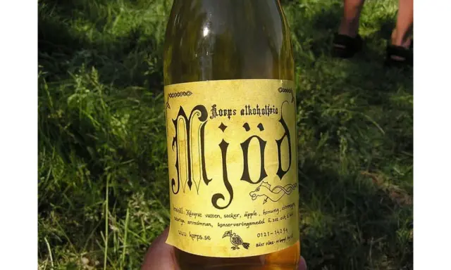Butelka miodu pitnego Korps. Na etykiecie widnieje napis "Korps alkoholfria Mjöd". Brak informacji o tym, ile procent alkoholu zawiera.