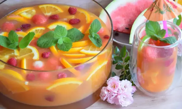 Orzeźwiający poncz alkoholowy z pomarańczą, malinami i miętą. Idealny na letnie przyjęcie.