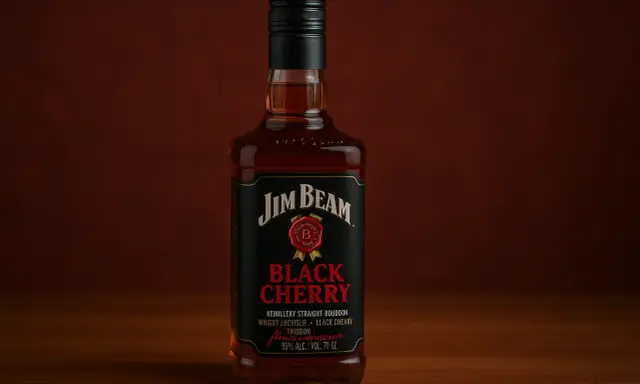Butelka Jim Beam Black Cherry, idealna do przygotowania wyśmienitych drinków.