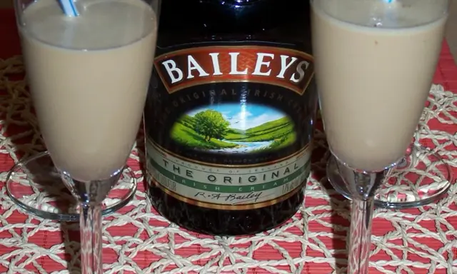 Dwa kieliszki z prostym drinkiem z Baileys, obok butelki tego irlandzkiego likieru. Idealny na wieczór.