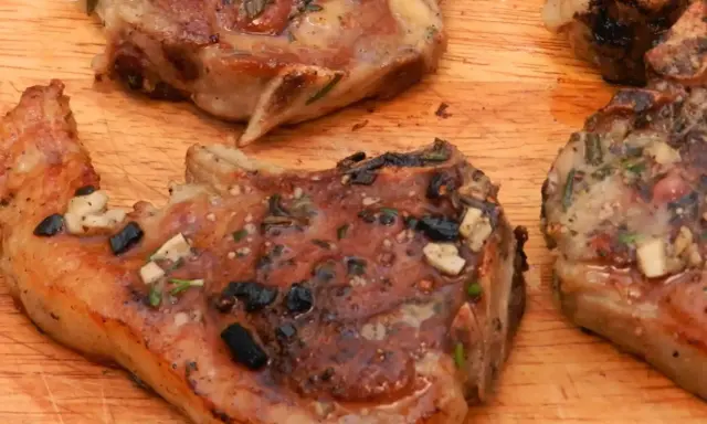 Aromatyczne kotlety jagnięce z kością, pieczone w piekarniku, z czosnkiem i ziołami.