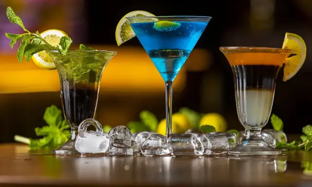 Trzy kolorowe drinki z cytryną i miętą, lód. Szukasz zamiennika likieru Passoa?