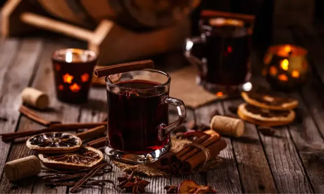 Ciepłe, aromatyczne grzane wino z cynamonem i pomarańczą. Idealne na zimowe wieczory, gdy zastanawiasz się, jak pić wódkę, by poczuć prawdziwy smak rozgrzewającego napoju.
