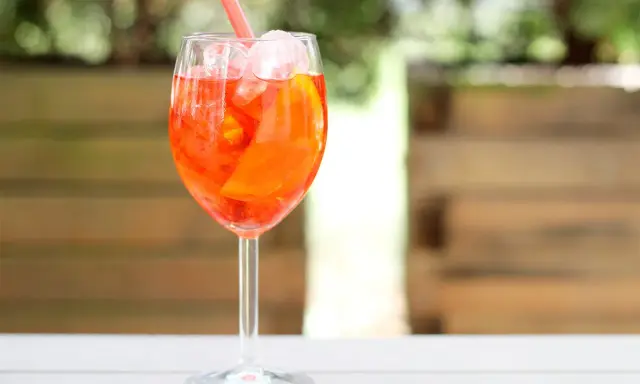 Orzeźwiający Aperol Spritz, idealny na letnie popołudnie. Prosty przepis ml.