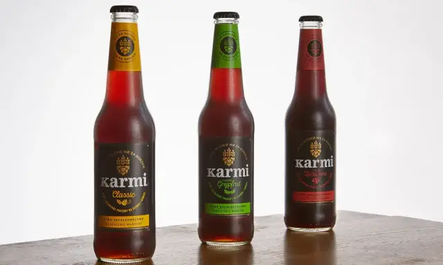 Trzy butelki piwa bezalkoholowego Karmi: Classic, Grejpfrut i Żurawina. Idealne dla tych, którzy szukają smaku bez kalorii i alkoholu 0 kcal.