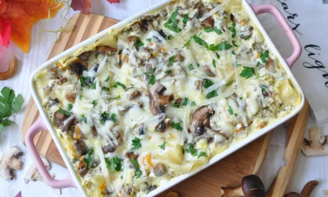Pyszne lasagne z grzybami, zapieczone pod serem i posypane natką pietruszki. Idealne na jesienny obiad.