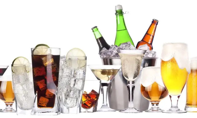 Różnorodne napoje alkoholowe, od piwa po drinki, pokazują, jak kaloryczność alkoholi może się różnić.