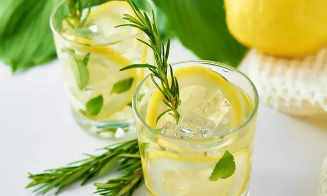 Orzeźwiające drinki z cytrynówką, lodem, cytryną, miętą i rozmarynem. Idealne na upalne dni.