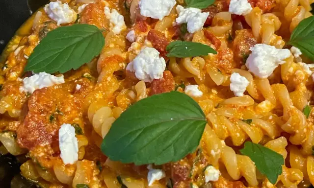 Pyszne fusilli z sosem pomidorowym, kawałkami sera feta i świeżą bazylią. Idealne danie dla miłośników pomidorów z fetą.