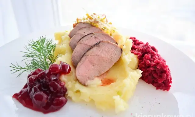 Plastry pieczonego mięsa na purée ziemniaczanym z żurawiną i buraczkami. Co do kaczki? Wygląda pysznie!