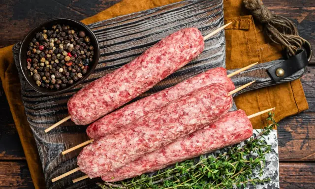 Surowe kebaby na patyczkach, miseczka pieprzu i tymianek. Idealne składniki na kofta libańska przepis.