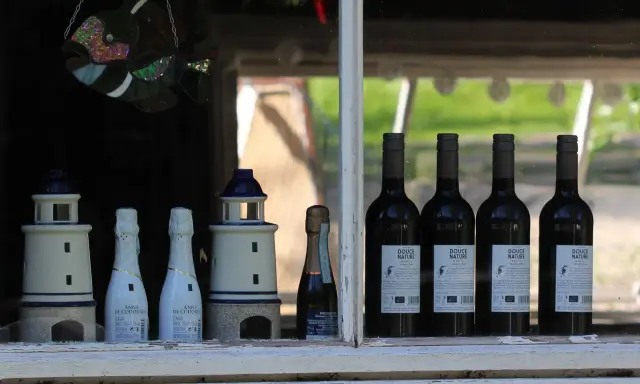 Na parapecie stoją latarenki, butelki Cava, Prosecco i wina. To jak apelacja, która chroni przed błędami.