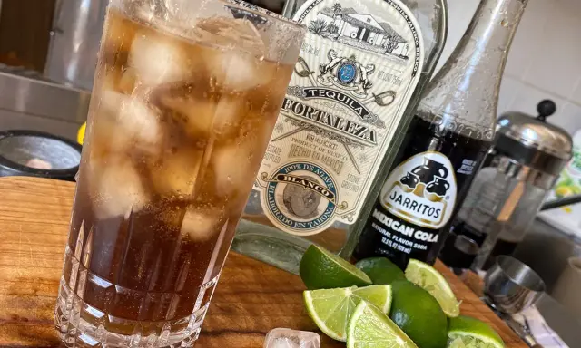 Orzeźwiający drink: tequila z colą, lodem i limonką. Idealny na gorące dni.