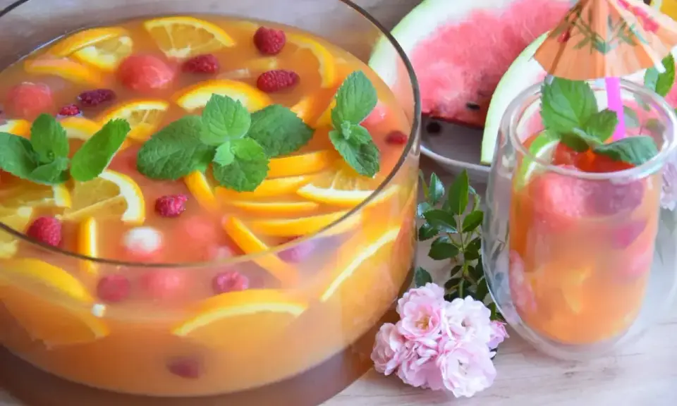 Orzeźwiający poncz alkoholowy z pomarańczą, malinami i miętą. Idealny na letnie przyjęcie.