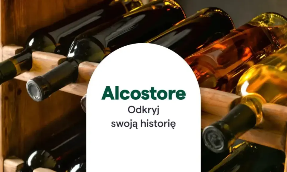 Butelki wina na drewnianym stojaku. Odkryj skąd pochodzi wino i poznaj jego historię.