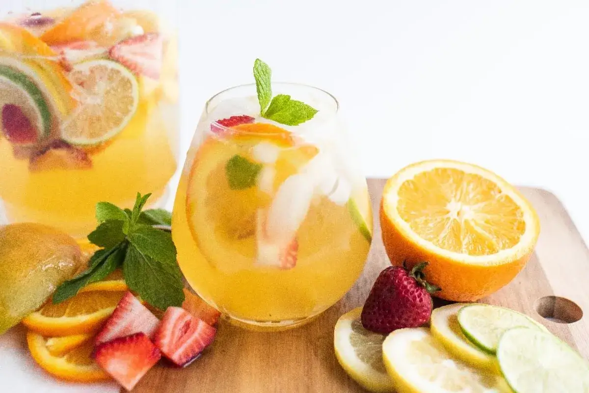 Orzeźwiający drink z białym winem, pełen plasterków pomarańczy, truskawek i limonki, ozdobiony miętą. Idealny na letnie popołudnie.