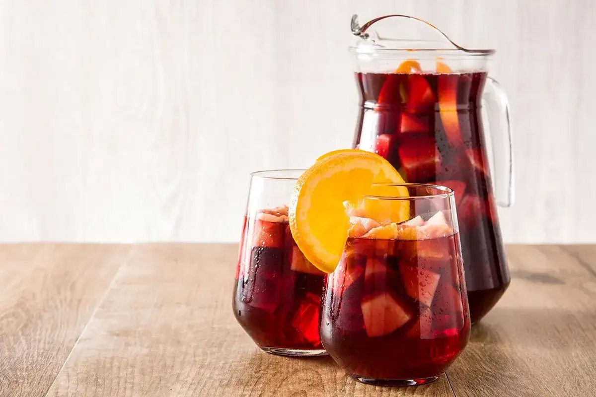 Sangria co to? Orzeźwiający napój z owocami i lodem w dzbanku i szklankach. Idealny na lato.