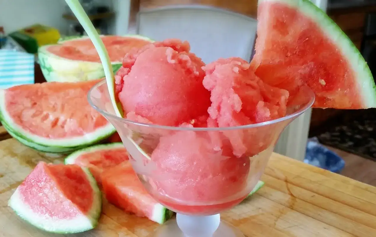 Orzeźwiający sorbet z arbuza w pucharku, otoczony kawałkami soczystego arbuza. Idealny na upalne dni.
