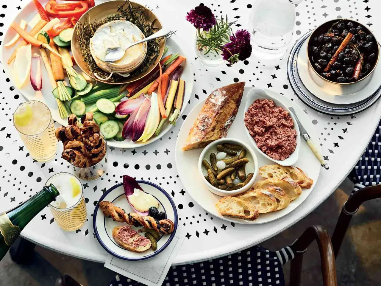 Idealny aperitif drink z pasztetem, bagietką, ogórkami i warzywami.