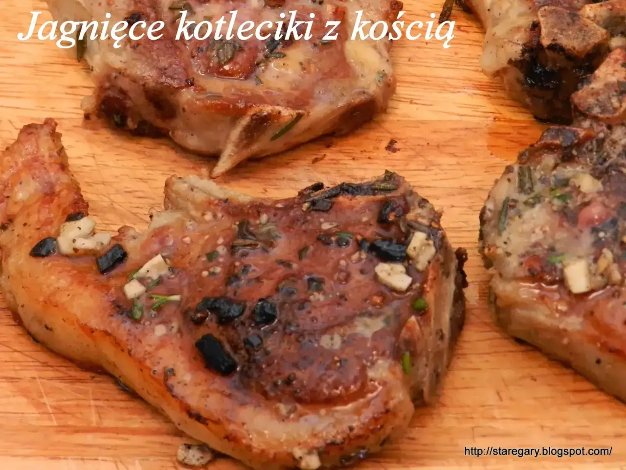 Aromatyczne kotlety jagnięce z kością, pieczone w piekarniku, z czosnkiem i ziołami.