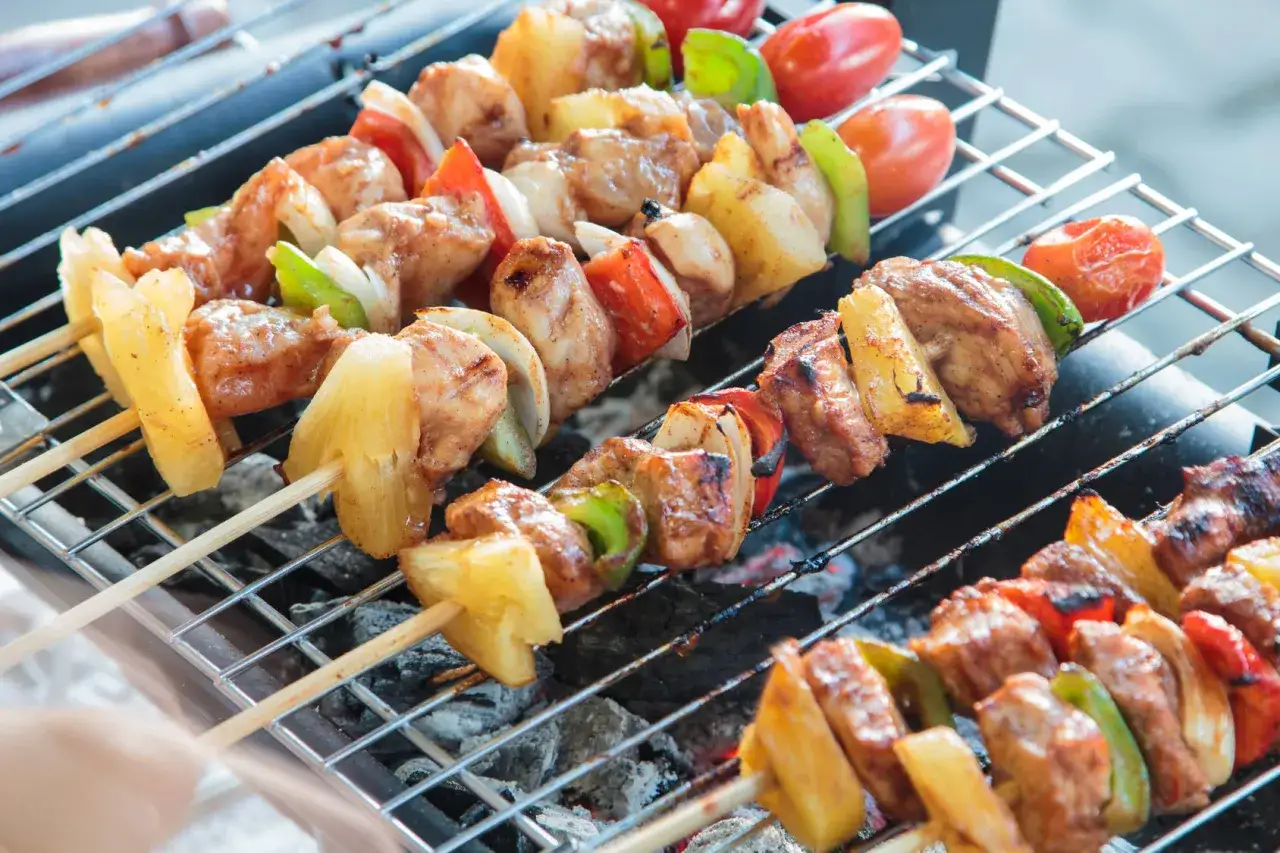 Szaszłyki z kurczaka i ananasa na grillu, idealne na letnie przyjęcie. Zastanawiasz się, jakie mięso na szaszłyki? Kurczak jest świetnym wyborem!