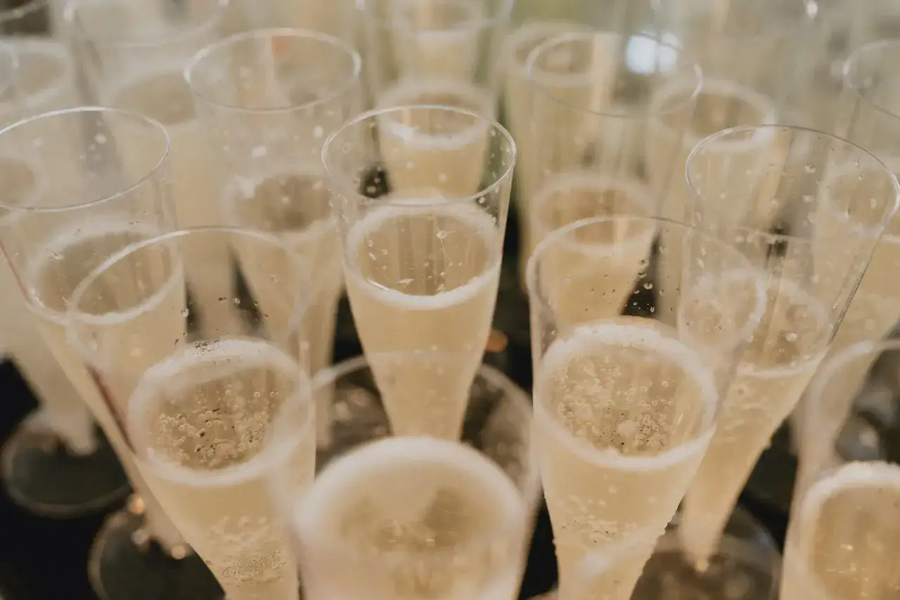 Szklanki z orzeźwiającym drinkiem z prosecco, gotowe do toastu. Bąbelki unoszą się, zapowiadając celebrację.